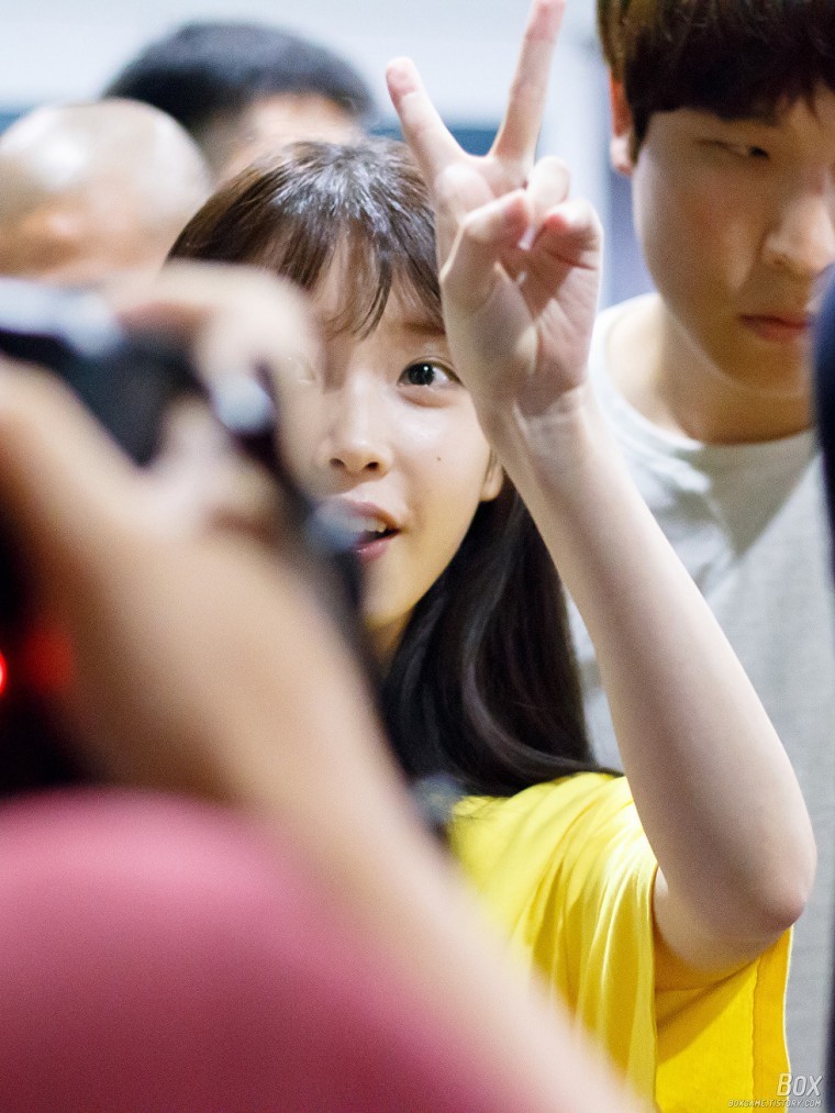 노랑 노랑한 아이유 인천공항 입국사진. png | 인스티즈