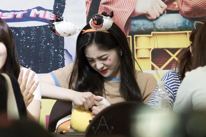 인형과 씨름하는 주결경 | 인스티즈
