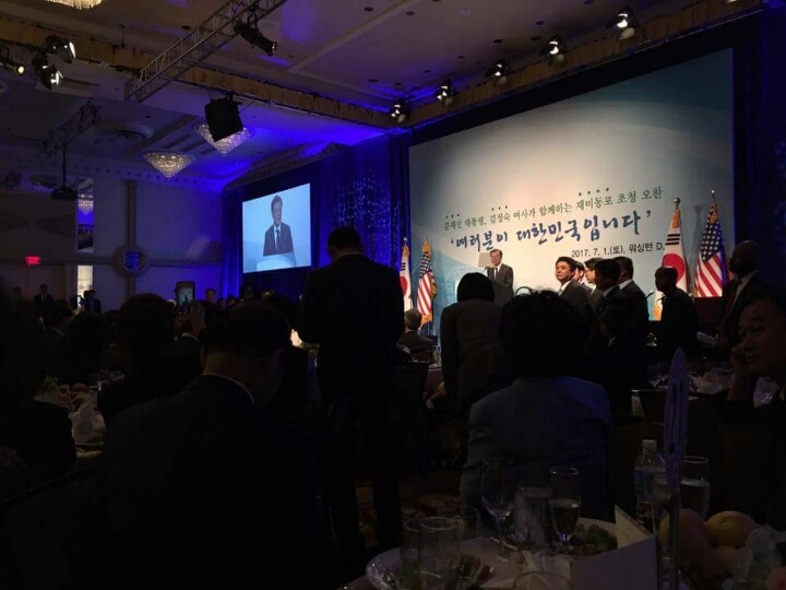 김경수, 한미정상회담을 성공적으로 마치고 귀국하는 대통령 전용기 안 입니다 | 인스티즈