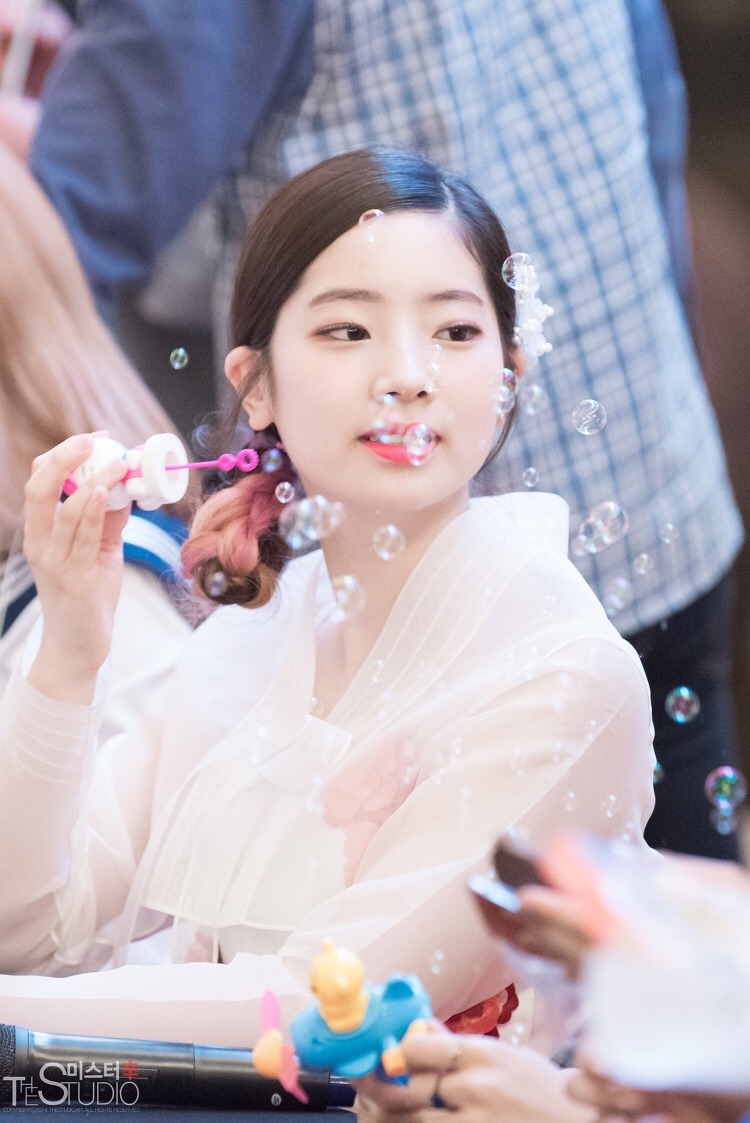[트와이스] 피부가 두부처럼 하얀 둡둡 다현 짤들.jpg | 인스티즈