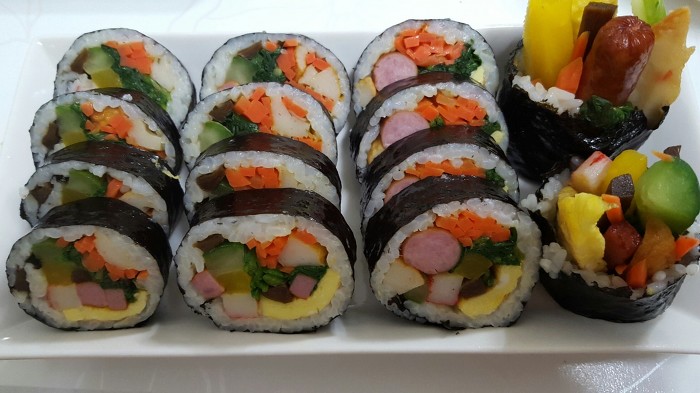 정말 끊임없이 들어가는 김밥.jpg | 인스티즈