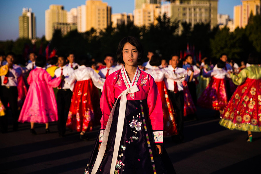 루마니아 사진작가가 찍은 북한의 스트릿 미인들 | 인스티즈