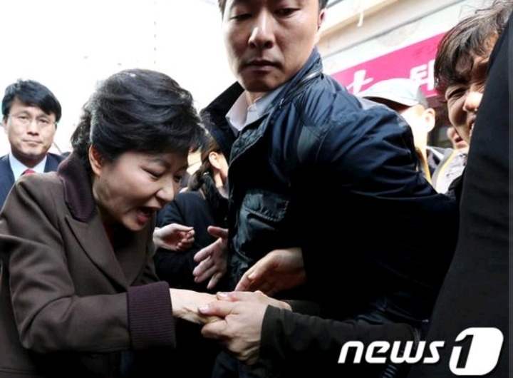 [문재인] 이니가 손등에 뽀뽀한 이유(파파미) | 인스티즈