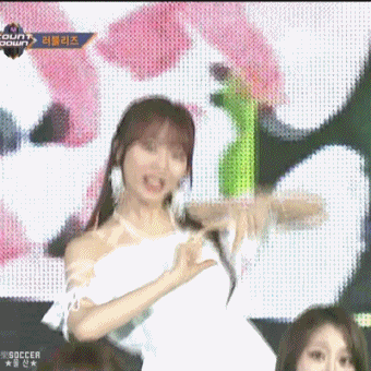 러블리즈 공연을 보고 눈물을 흘리는 일본팬들.gif | 인스티즈