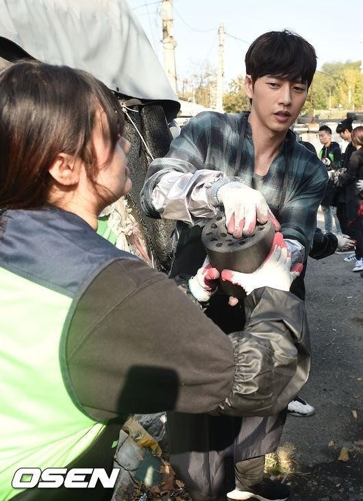 박해진이랑 연탄봉사 가고도 정신 못차림.jpg | 인스티즈
