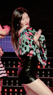 오프숄더&미니스커트 입은 사나.gif | 인스티즈