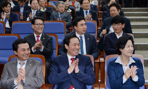 오늘자 신난 더민주, 침통한 새누리 | 인스티즈