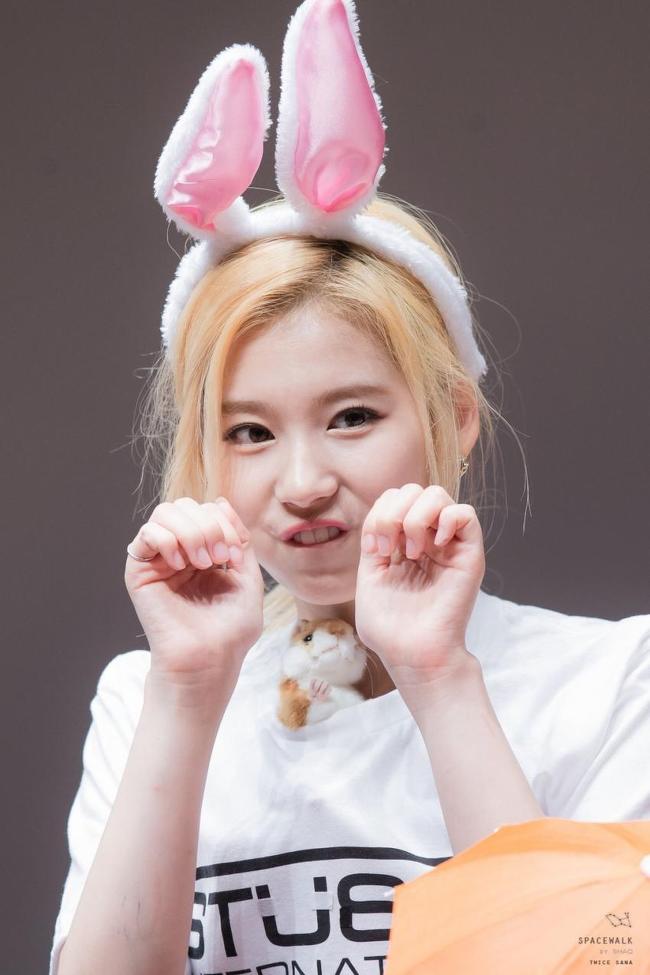 [트와이스] 선물 받아서 신난 사나 .jpgif | 인스티즈