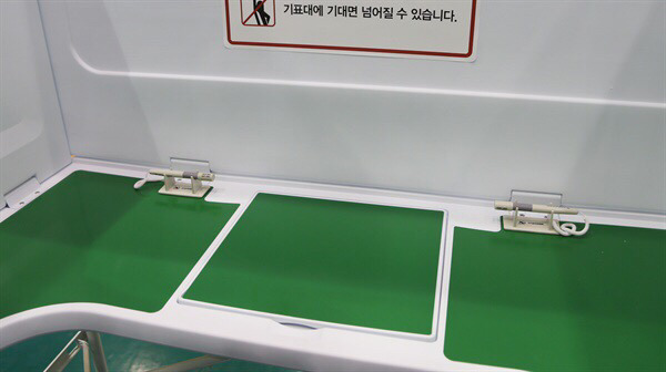기표소 한 곳에 2명이 들어가 기표 | 인스티즈