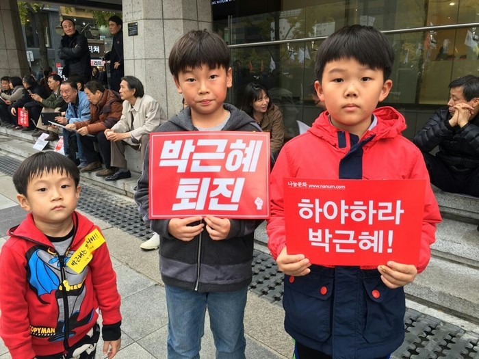 촛불집회 현장에 나타난 쪼꼬미들 | 인스티즈