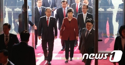 오늘자 국회 방문한 박근혜 | 인스티즈
