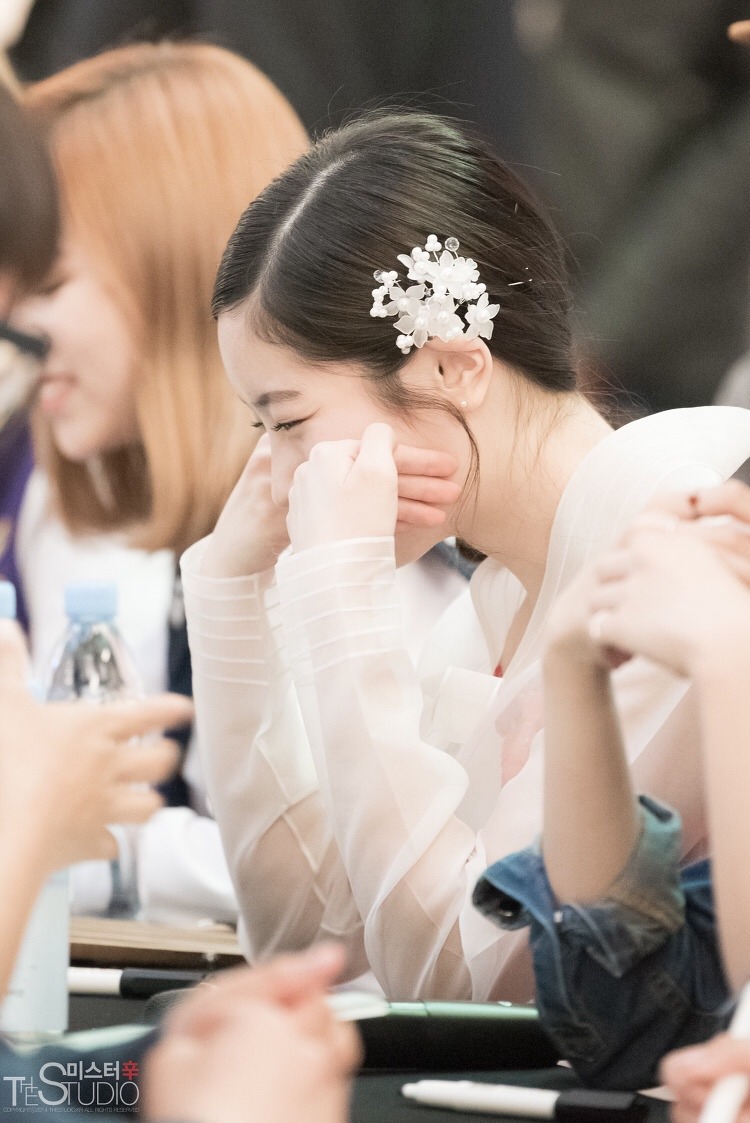 [트와이스] 피부가 두부처럼 하얀 둡둡 다현 짤들.jpg | 인스티즈
