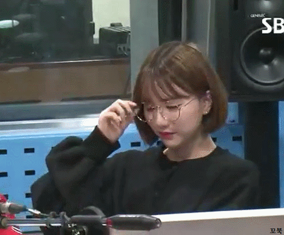 라디오 중 섹시한 매력을 보여주는 여자친구 은하와 엄지.gif | 인스티즈