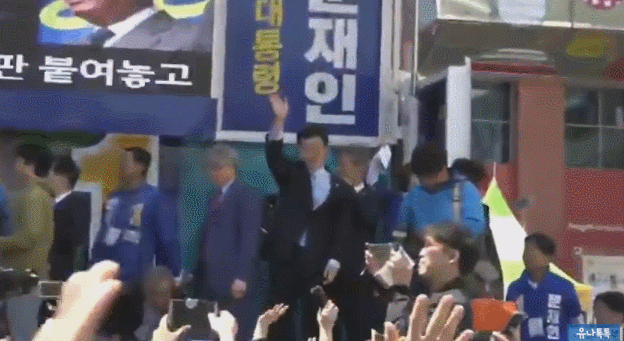 선거 기간 내내 문재인 후보님 옆을 묵묵히 지키고 계신 김경수 의원.jpg | 인스티즈