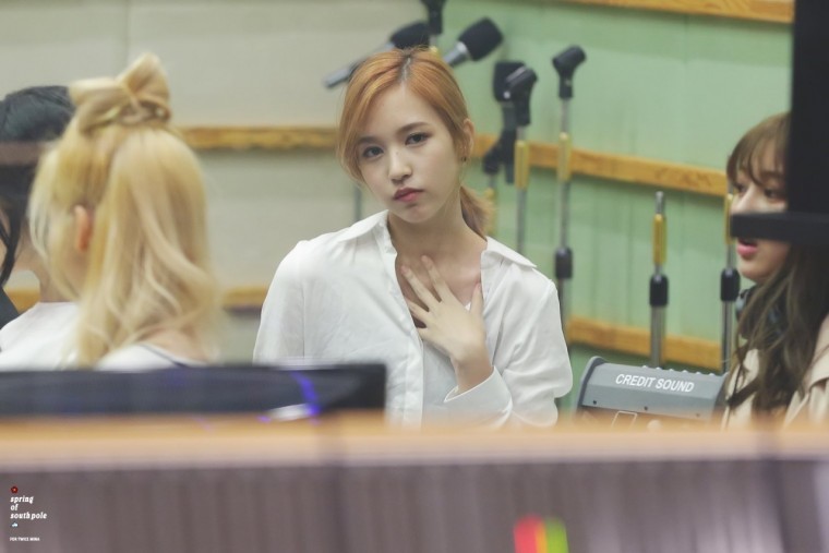 [트와이스] 흰 셔츠입고 목터치하는 미나.gif | 인스티즈