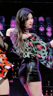 오프숄더&미니스커트 입은 사나.gif | 인스티즈