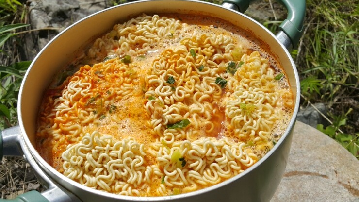 야외캠핑가서 먹는 냄비라면 vs 야간경계근무후 먹는 컵라면 | 인스티즈