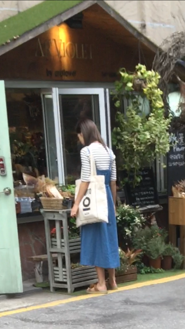 [정채연] 꽃집앞에서 꽃 구경하는 채연이 | 인스티즈