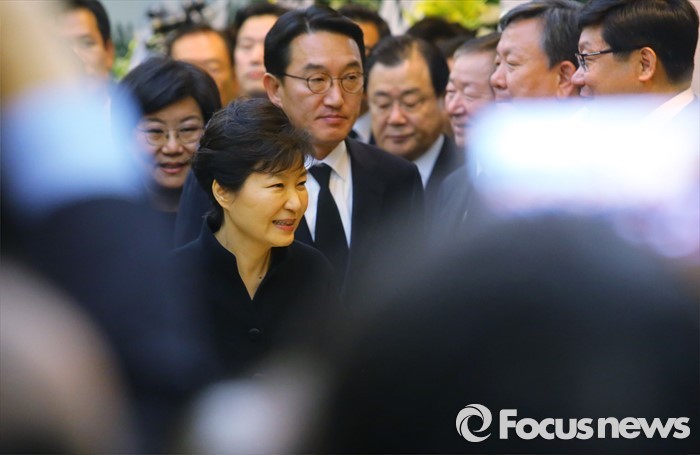 박근혜 대통령, 김영삼 전 대통령 빈소 찾아 | 인스티즈
