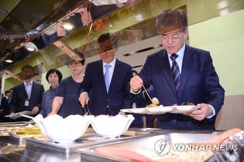 오늘 청와대 식당에서 식사하시는 문재인대통령 | 인스티즈