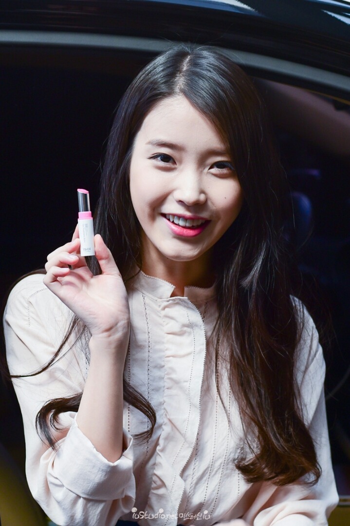 팬들앞에서 립스틱 광고찍는 아이유.jpg | 인스티즈
