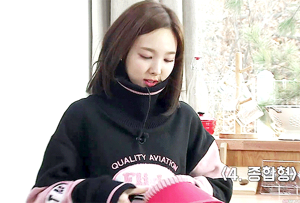 [twice] 허리가 진짜 가느다란 맏내 나연이.gif | 인스티즈