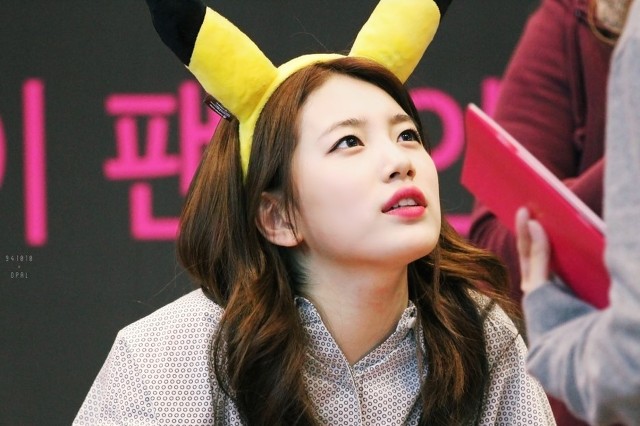 사인회에서 아이컨택 해주는 수지.gif | 인스티즈