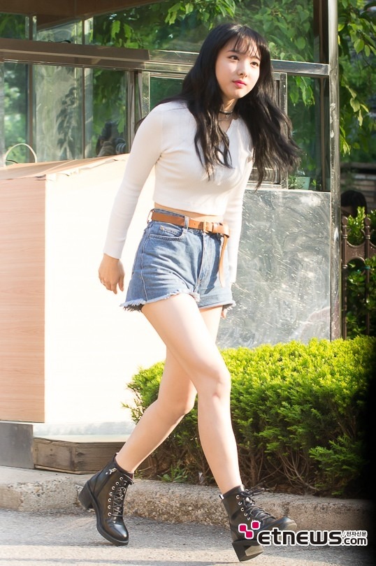 뮤비의상 입고 출근한 트와이스 | 인스티즈
