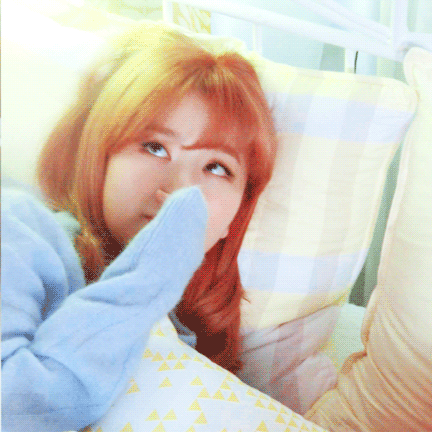 침대에 누워있는 슬기.gif | 인스티즈