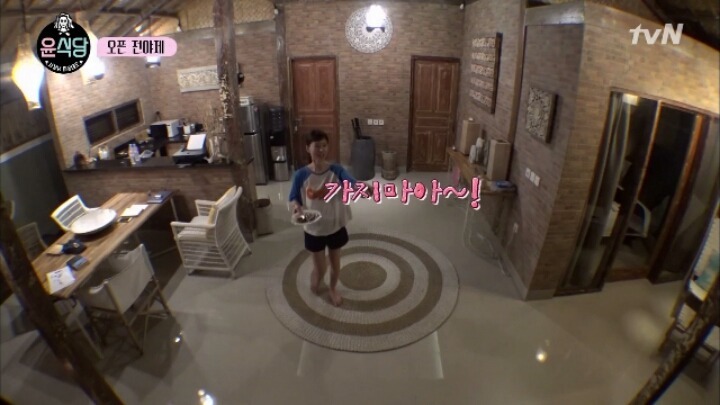 [윤식당] 고양이 보고 좋아하는 윰블리.jpg | 인스티즈