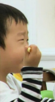 [슈퍼맨이돌아왔다] 아직도 신거 잘 못먹는 이서준ㅋㅋㅋㅋㅋㅋ.GIF | 인스티즈