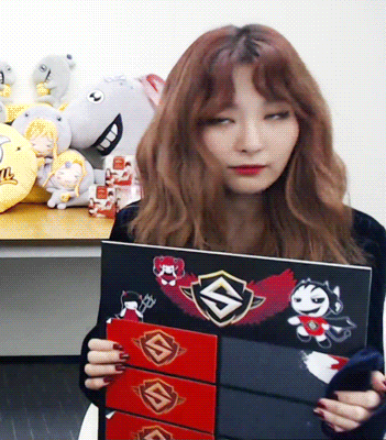 [레드벨벳] 고기에 눈을 떼지 못하는 슬기.gif | 인스티즈