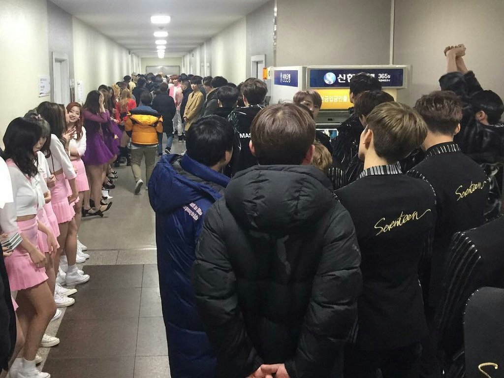 설마 이분들도 뮤뱅 끝나고 복도에 모여 pd에게 인사했을지??? ㄷㄷ | 인스티즈