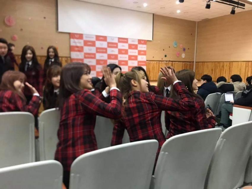 아이즈원 악수에 포옹까지 충격.gif | 인스티즈