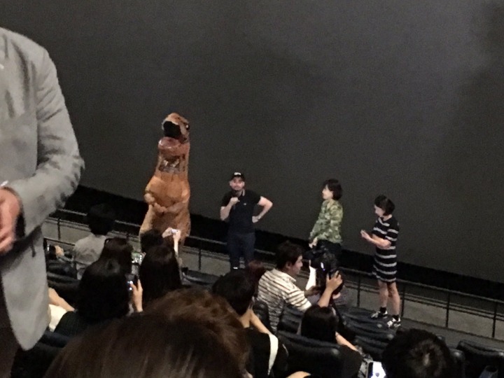 공룡과 함께 무대인사 하는 쥬라기월드 감독 | 인스티즈