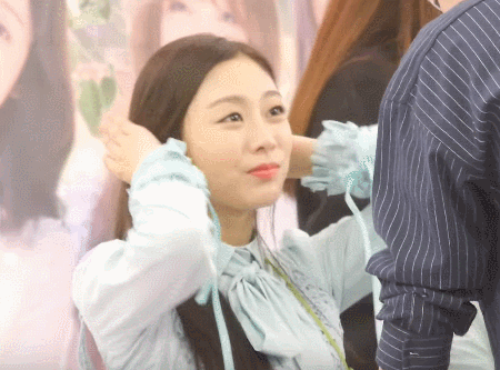 팬들 손 잡아주고 손깍지 끼는 러블리즈 지수.gif | 인스티즈