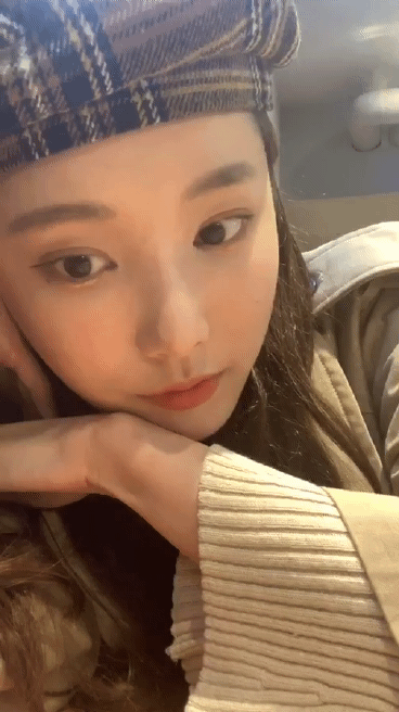어제 3주년 기념 인스타 라이브한 모모랜드 연우(2).gif | 인스티즈
