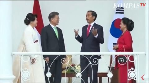 인도네시아 대통령궁 테라스에서 환담 나누는 문재인 대통령.jpg | 인스티즈