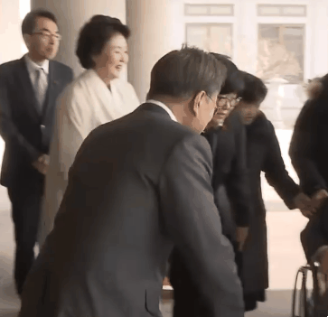 위안부 피해자분들을 만난 문재인 대통령.gif (훈훈주의) | 인스티즈