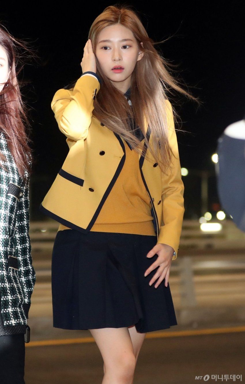 교복입고 출국하는 아이즈원 민주 | 인스티즈