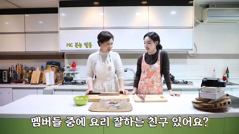 요리 배우다가 선생님한테 호되게 당하는 트와이스 나연.JPG | 인스티즈