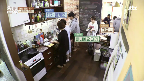 [효리네민박] 설거지 사수하는 아이유. jpgif | 인스티즈