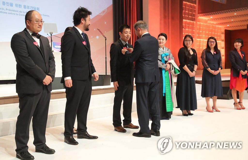 10.13. 프랑스 동포간담회 참석한 문재인 대통령.jpg | 인스티즈