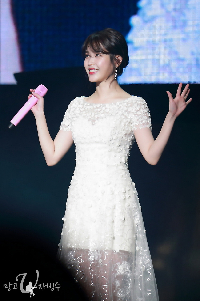아이유 부산콘 포토타임 직찍.jpg | 인스티즈