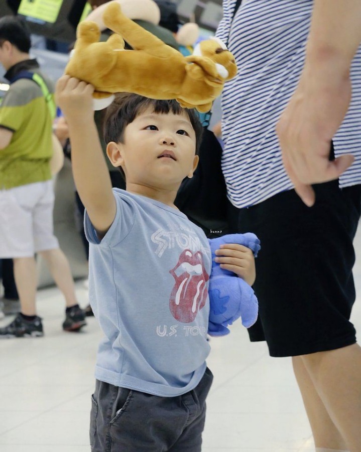 공항에서 찍덕한테 팬서비스해주는 시안이...jpg | 인스티즈