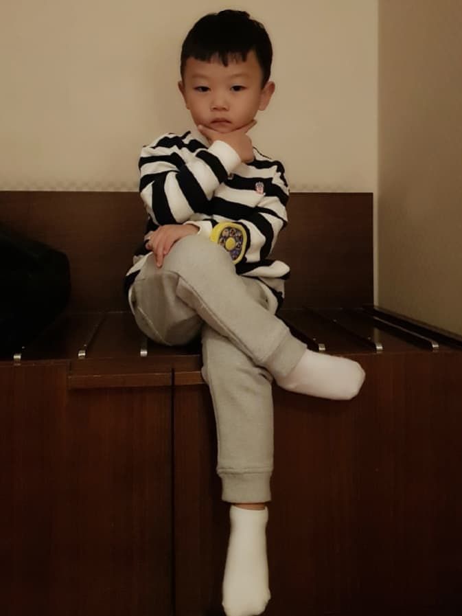 다리 꼬는 걸로 알아보는 시안이의 성장과정 | 인스티즈