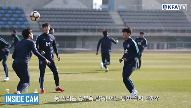 공 살리기 게임 꼴찌해서 얼차려받는 김남일.... | 인스티즈