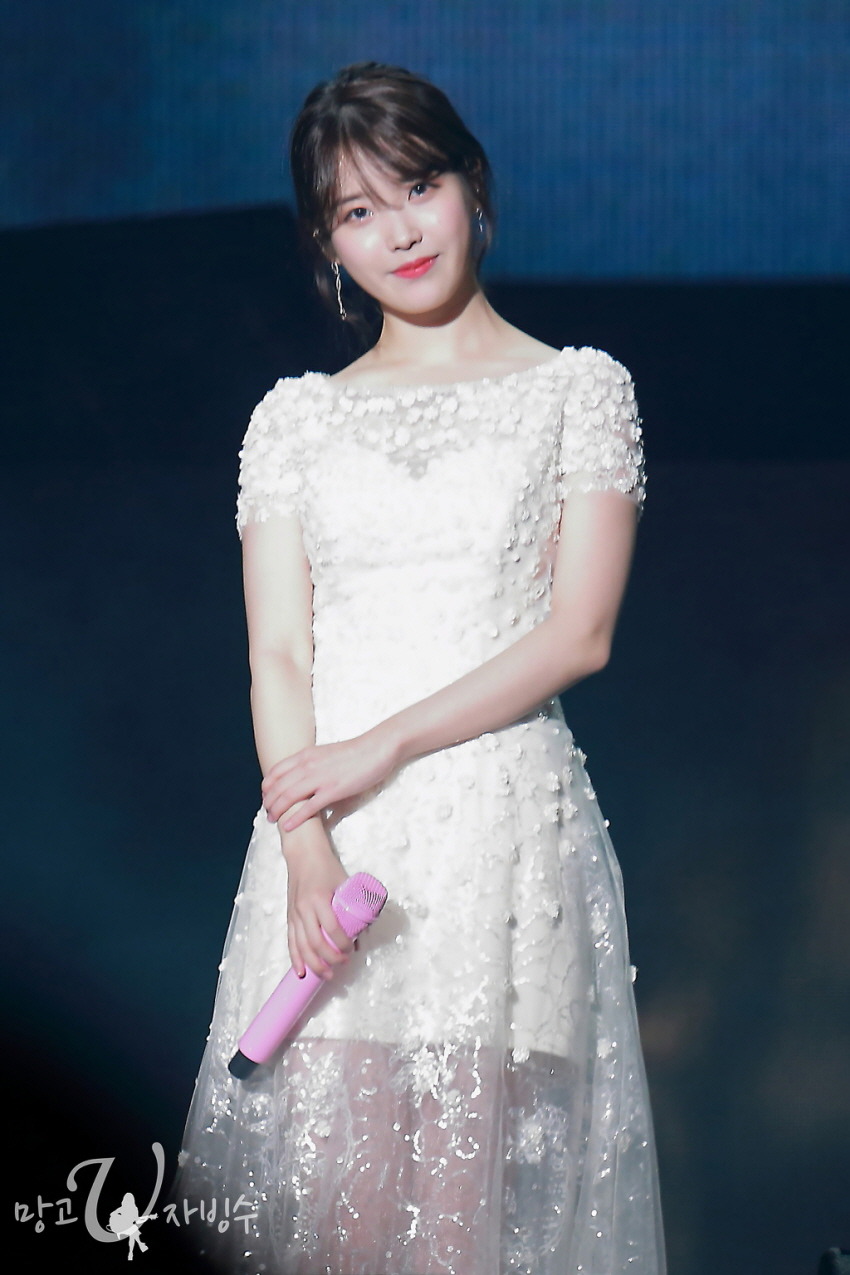 아이유 부산콘 포토타임 직찍.jpg | 인스티즈