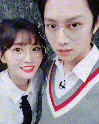 손 잡고 있다가 황급히 떼는 김희철 모모.gif | 인스티즈