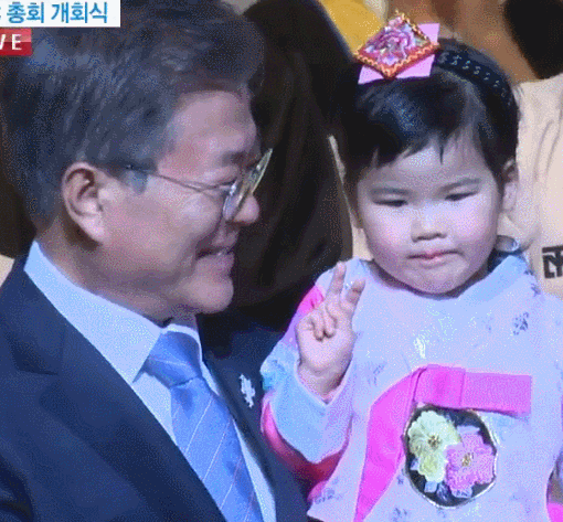 평창 개회식에 나온 애기보고 좋아하는 문대통령.gif | 인스티즈